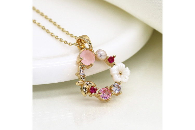 Golden shell and crystal wreath necklace